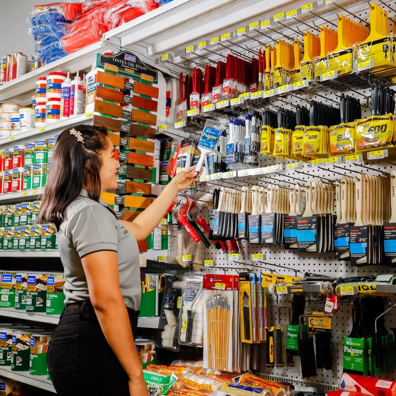 Preparación de pintura Sherwin Williams en tienda