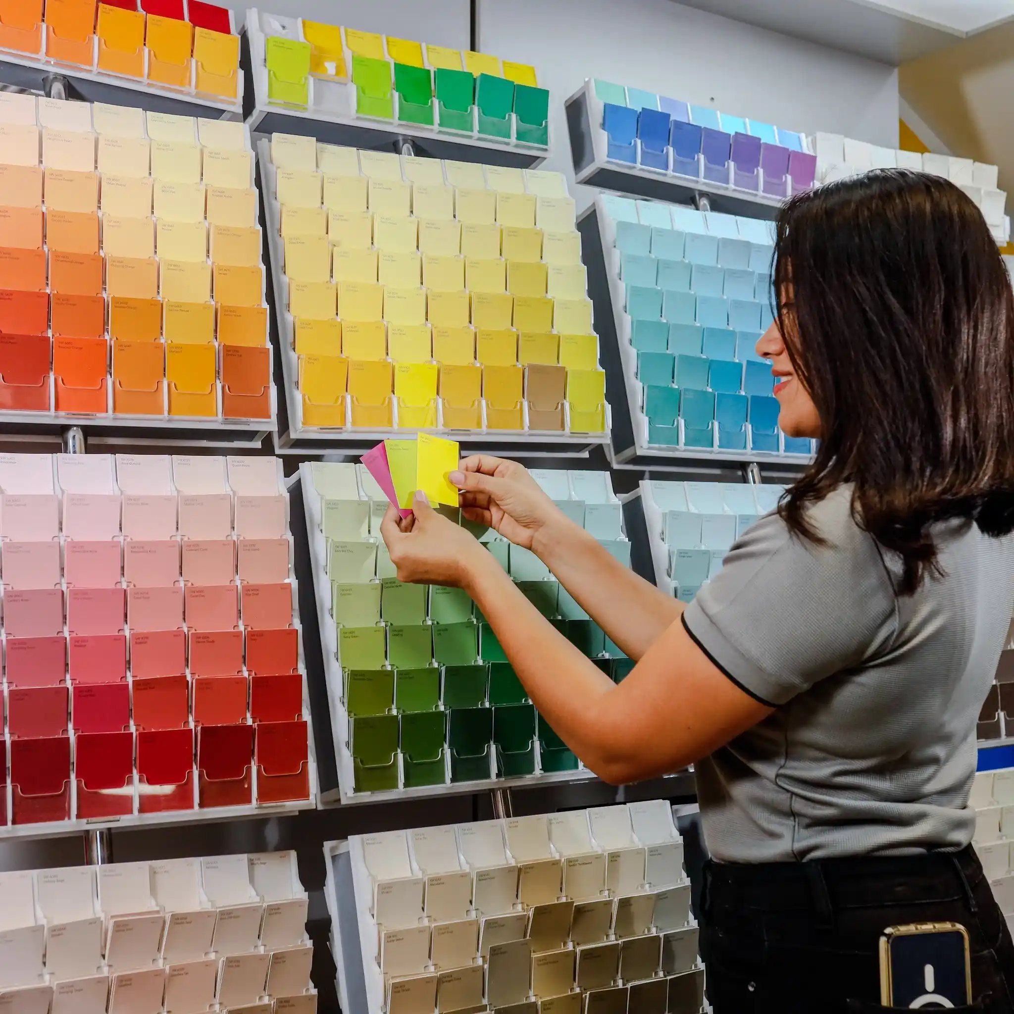 Cliente eligiendo color desde cartillas Sherwin Williams