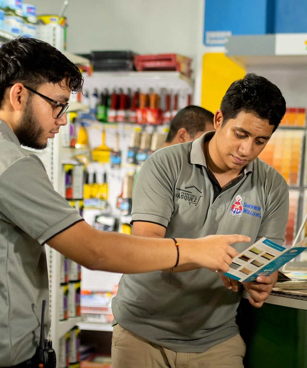 Preparación de pintura Sherwin Williams en Ferretería Vásquez